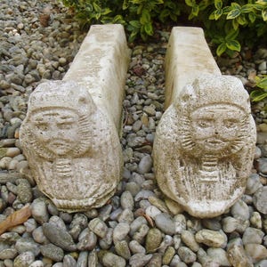 2 Kübelfüße Sphinx Blumenuntersetzer Blumentrog Steintrog Garten Terrasse Trogfüße Landhaus Cottage