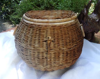 Vintage basket handmade woven lidded basket wall decoration lavender wicker basket country house farmhouse cottage