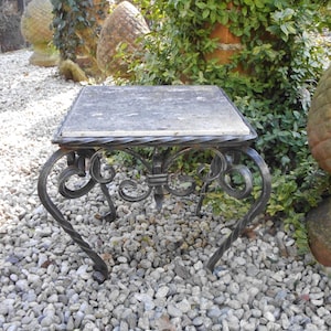 Vintage smeedijzeren bloemenkruk, plantenstandaard, bijzettafel, tuintafel, ijzer, natuursteen, brocante, tuindecoratie, landhuisstijl