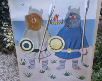 Könnte beinhalten: Ein Vintage-Reiseposter mit blauem Hintergrund, auf dem zwei Comic-Wikingerfiguren mit Speeren und Schilden zu sehen sind. Der Text auf dem Poster lautet "Stop - Kommen Sie nach Dänemark!" was mit "Stop - Kommen Sie nach Dänemark!" übersetzt werden kann.