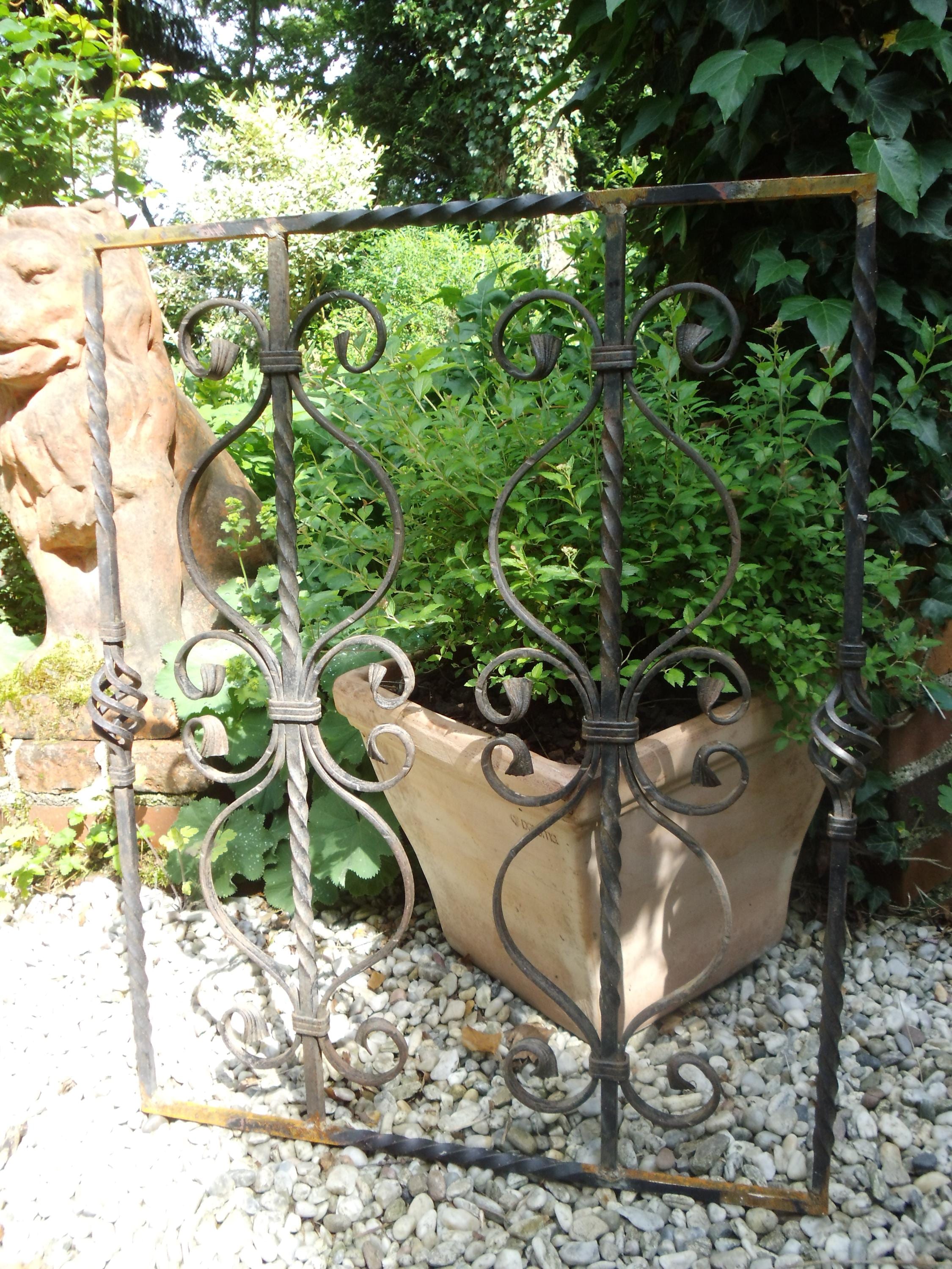 NUNETH Handmade Wrought Iron Tri-Fold Fireplace Screens