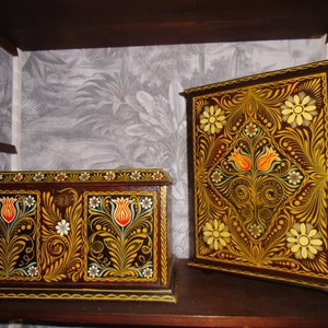 Unikat 2 Arts and Crafts Hängekästchen Schatulle Wandkästchen Wandschränkchen  Handarbeit Holzkästchen Schmuckschatulle Holzkästchen