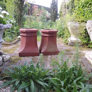 2 Antike Schornsteinaufsätze England Kaminhut Schornsteinkopf Schornstein Töpfe Viktorianisch Handarbeit Kamin Blumenständer Blumensäule