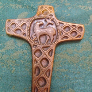 Kreuz Bronze Lamm Opferlamm Kruzifix Handkreuz Bronzekreuz Landhaus Cottage