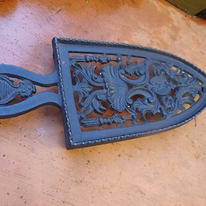 Untersetzer Bügeleisen DDR Reliefguss Eisenständer Topfständer Eisen Brocante Cottage Landhaus