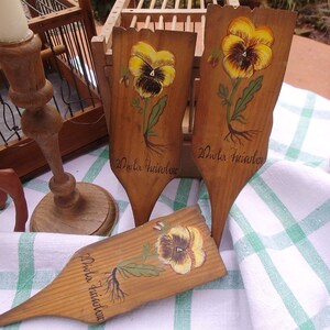 Antik Holzschild Pflanzenschild Stiefmütterchen Gemälde Blumen Blumenbild Handarbeit Handbemalt Cottage Landhaus