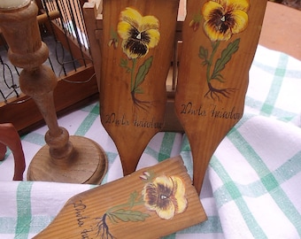 Cartello antico in legno con pianta, dipinto di viola del pensiero, fiori, quadro floreale, dipinto a mano, casa di campagna
