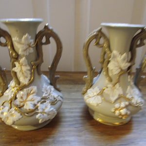 Antik 2 kleine Jugendstil Vasen Vase  Kaminvasen Blumenvasen Relief Landhaus Cottage