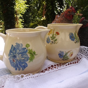 2 Milchtöpfchen Krüge Sahnekännchen Milchkrüge Krug Sahnekrug Blüten Blumen Landhaus Cottage
