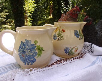2 Milchtöpfchen Krüge Sahnekännchen Milchkrüge Krug Sahnekrug Blüten Blumen Landhaus Cottage