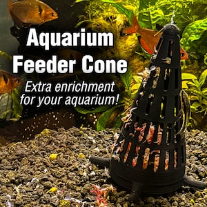 Puede incluir: Cono alimentador de acuario negro con el texto "Aquarium Feeder Cone" y "Extra enrichment for your aquarium!". El cono está lleno de comida y está rodeado de peces y plantas acuáticas.