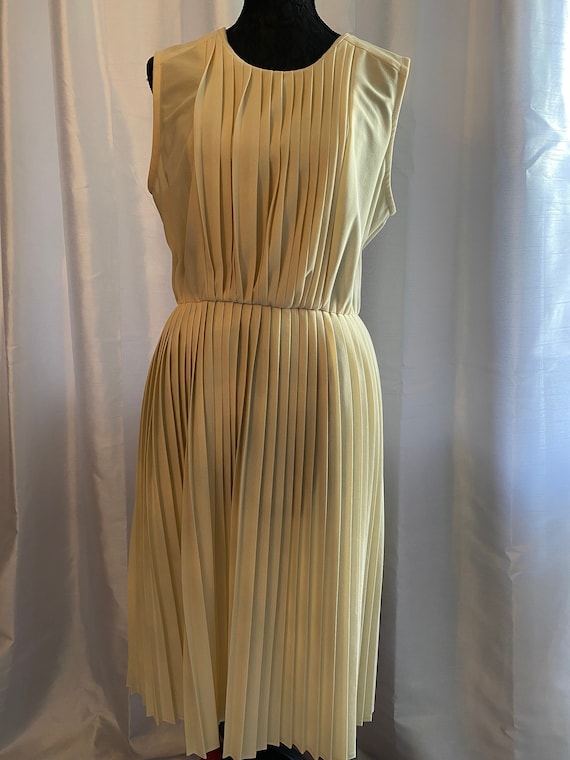 Preloved Dress Plus Size Vintage Ladies Cream Size 18 Champagne Coloured  Pleated Sleeveless Dress - Etsy