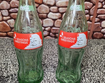 2 Vintage Navidad 8 oz Coca-Cola de Vidrio Verde TEMPORADAS SALUDOS Botella Conmemorativa