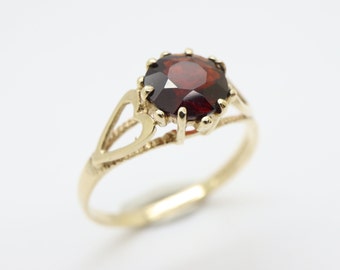 Vintage 9Ct Yellow Gold Solitaire Garnet Ring, Size EU 18.5