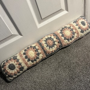 Dragskydd, dragskyddsmönster, mormor ruta Dragskydd, mormor ruta, mormor ruta mönster, mormor ruta kudde