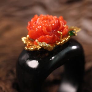 Black nephrite jade gold and vintage coral carved flower ring size 7