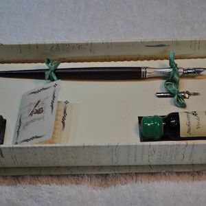 Kalligraphie Holzfeder mit Schreibfeder 0293 in grün und Tinte