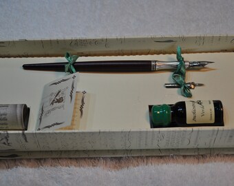 Kalligraphie Holzfeder mit Schreibfeder 0293 in grün und Tinte
