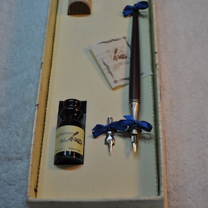Calligraphy wooden pen with writing nib 0293 in blue and ink in a gift box