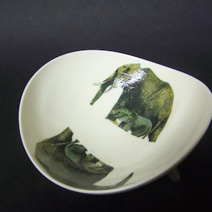 Original African ostrich egg shell suitable as a side dish, motif elephant inside