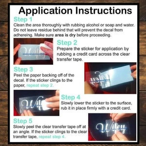 Peut inclure: Instructions &eacute;tape par &eacute;tape pour l'application d'un autocollant, avec le mot "Wiley" visible. Le guide comprend le nettoyage de la surface, la pr&eacute;paration de l'autocollant, le d&eacute;collement du support, l'application de l'autocollant et le retrait du ruban de transfert. Sur fond en bois.