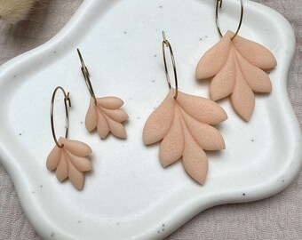 Polymer clay earrings with a leaf design – stainless steel hoop earrings in gold | handmade boho earrings | lightweight & nickel-free | gift for women