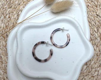 Acetate hoop earrings in brown and beige marble – Semi-open hoops with tortoiseshell pattern – Modern statement earrings – Gift for her – Lightweight