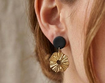 Handmade earrings in clay and golden brass | Black and gold | Round statement earrings | Jewelry for women | Gift for women