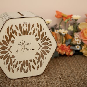 Urne hexagonale en bois avec découpes feuilles - Boîte personnalisée pour cartes de mariage, cadeau de mariage, boîte à souvenirs