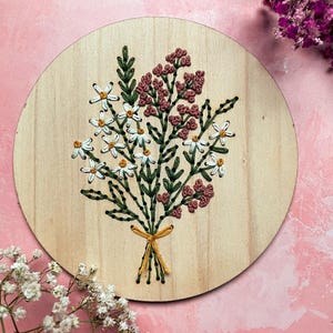 Borduurpakket voor een bloemenboeket op hout - Creatieve kunstset - Borduurpakket voor hout - Bloemenborduurwerk