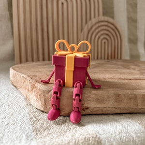 Arquivo de impressão 3D incluindo licença comercial - STL - 3MF - Bambu Studio - Presente com pernas flexíveis - Aniversário - Caixa de presente - flexível - Buddy