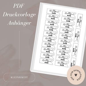 Könnte beinhalten: Druckbare PDF-Seite mit 20 Geschenkanhängern mit dem Text "eine Kleinigkeit" (deutsch für "eine Kleinigkeit") mit drei Herzen. Die Anhänger sind in Bannerform mit einer Spitze gestaltet.