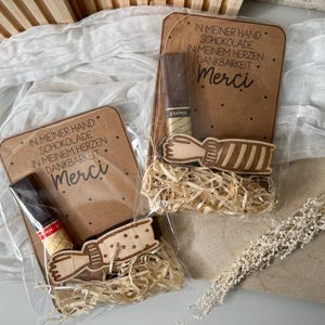 SVG incl. licença comercial + modelo de impressão em PDF - Merci - Presente - Chocolate - Braço/Mão - Flores secas - Baixar Autoimpressão - Laser