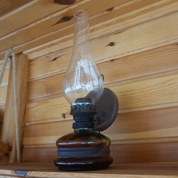Vintage Gaslampe, Alte Petroleumlampe, alte Öllampe, gebrauchte Vintage Gaslampe, Laterne, Antike Gaslampe mit Metallständer