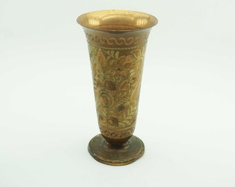 Vase en cuivre vintage avec figurines gravées. Vase gravé vintage Vase en cuivre avec figures délicates gravées à la main