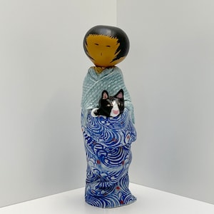 KO-920 Chito, Handmade kokeshi doll holding a Cat.