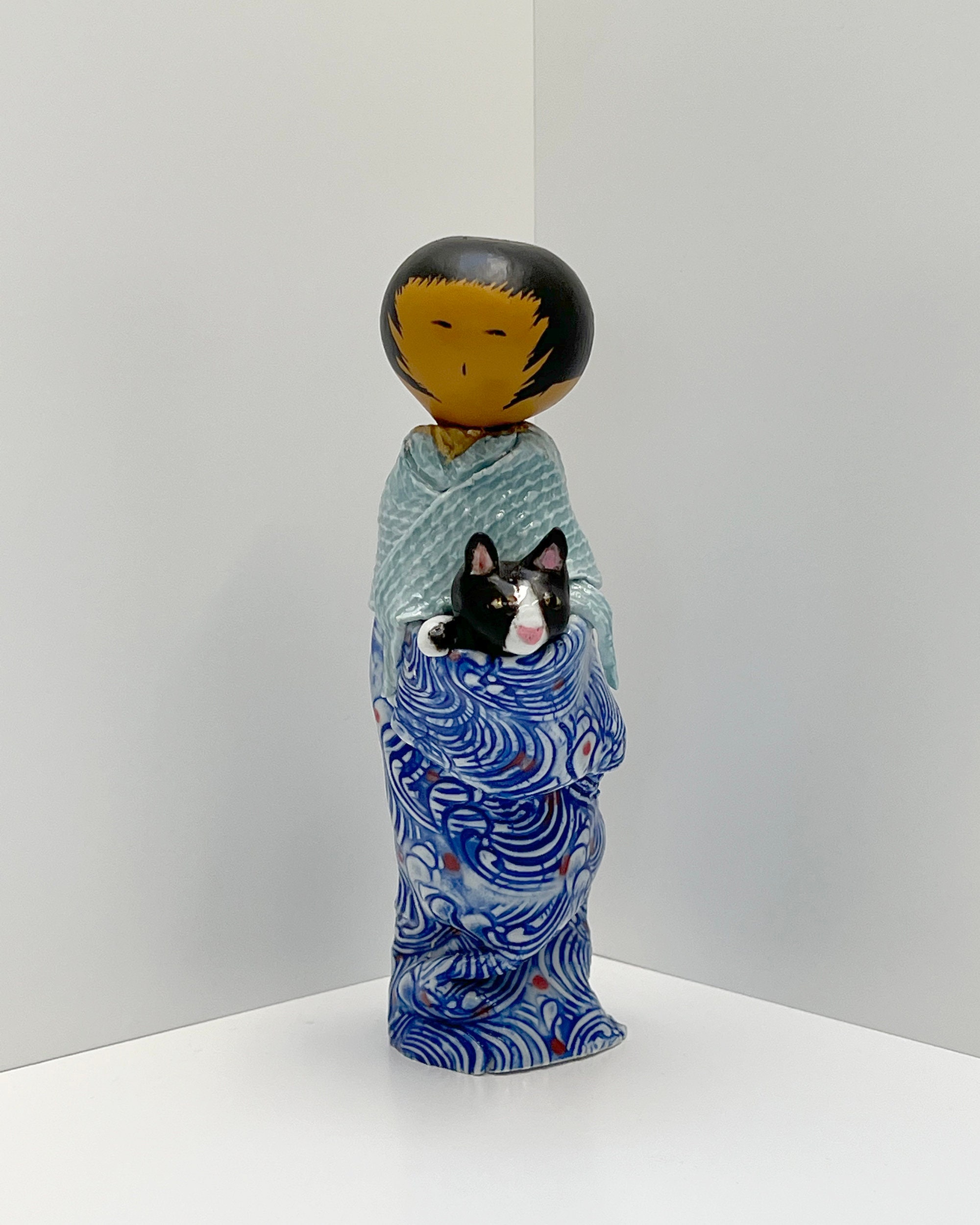 Poupée Kokeshi Japonaise Kawaii 'Fille Heureuse' - Kimono Bleu Et Rouge - 13,5 Cm