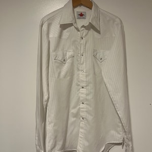 Camisa social vintage MWG branca com botões e botões de pérola