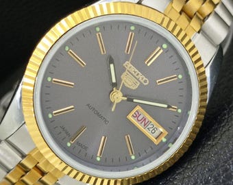 Vintage Seiko 5 automatisch Japan heren dag/datum gerenoveerd grijze kleur wijzerplaat transparante achterkant tweekleurige jubileum band horloge a442106-1