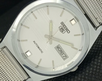 Orologio vintage rinnovato Seiko 5 automatico 6309a Giappone da uomo con giorno/data quadrante argento 588a-a310275-1