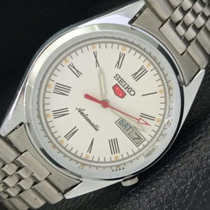 vintage Remis à neuf Seiko 5 automatique 7009a japon pour homme jour/date chiffre romain cadran blanc montre-bracelet 610b-a317932-1