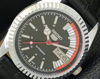 SEIKO 5 セイコー 自動巻き 腕時計 ブラックダイヤル デイデイト SEIKO 5 メンズ 腕時計 自動巻き デイデイト 裏スケ ブラック文字盤