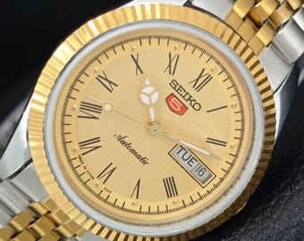 Vintage Seiko 5 automatisk renoverad japansk herrklocka med dag/datum, romersk figur, gyllene urtavla, transparent baksida, a443184-1