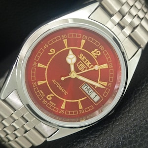Vintage Seiko 5 automatisch 6309a gerenoveerd Japan heren dag/datum rode kleur wijzerplaat transparante achterkant jubileum band polshorloge a443335-1