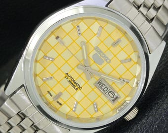 Odnowiony zegarek na rękę Seiko 5 Automatic 6309a z Japonii, z żółtym kolorem tarczy i przezroczystym tyłem, z datą i datą, a440262-1