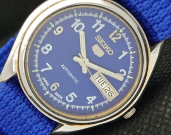 Vintage Seiko 7s26a Japan Mens Day / Date blaue Armbanduhr 608a-a315033