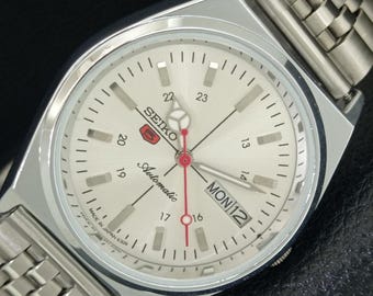Vintage Seiko 5 automatisch Japan 6309a heren gerenoveerd dag/datum zilverkleurige wijzerplaat transparante achterkant jubileum band polshorloge a442864-1