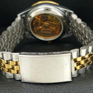 vintage Seiko 5 Automatique Remis À Neuf Japon Jour/Date Pour Hommes Chiffre Romain Cadran Doré Montre-Bracelet Dos Transparent a443184-1 image 3
