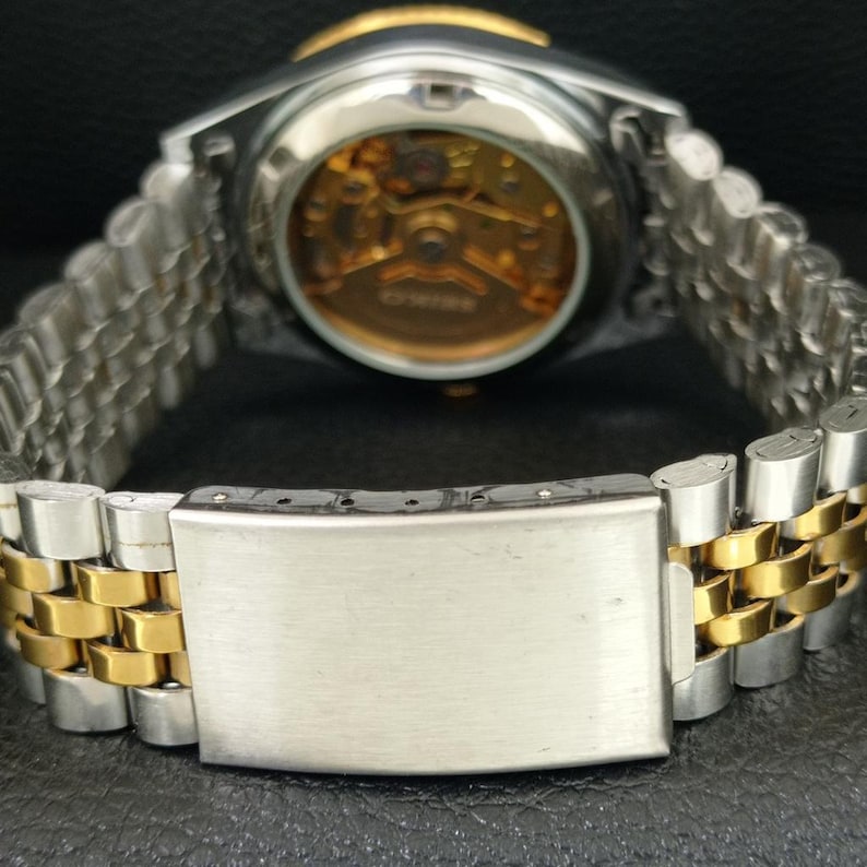 vintage Seiko 5 Automatique Remis À Neuf Japon Jour/Date Pour Hommes Chiffre Romain Cadran Doré Montre-Bracelet Dos Transparent a443184-1 image 3