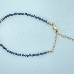 Winziges Saphir Armband | Blauer Saphir und Gold Armband | Perlen Saphir Edelstein Stapeln Armband | Echtes Saphir Armband |